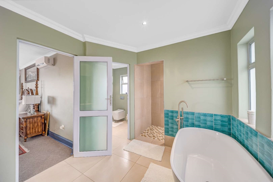 5 Bedroom Property for Sale in Beacon Bay Eastern Cape